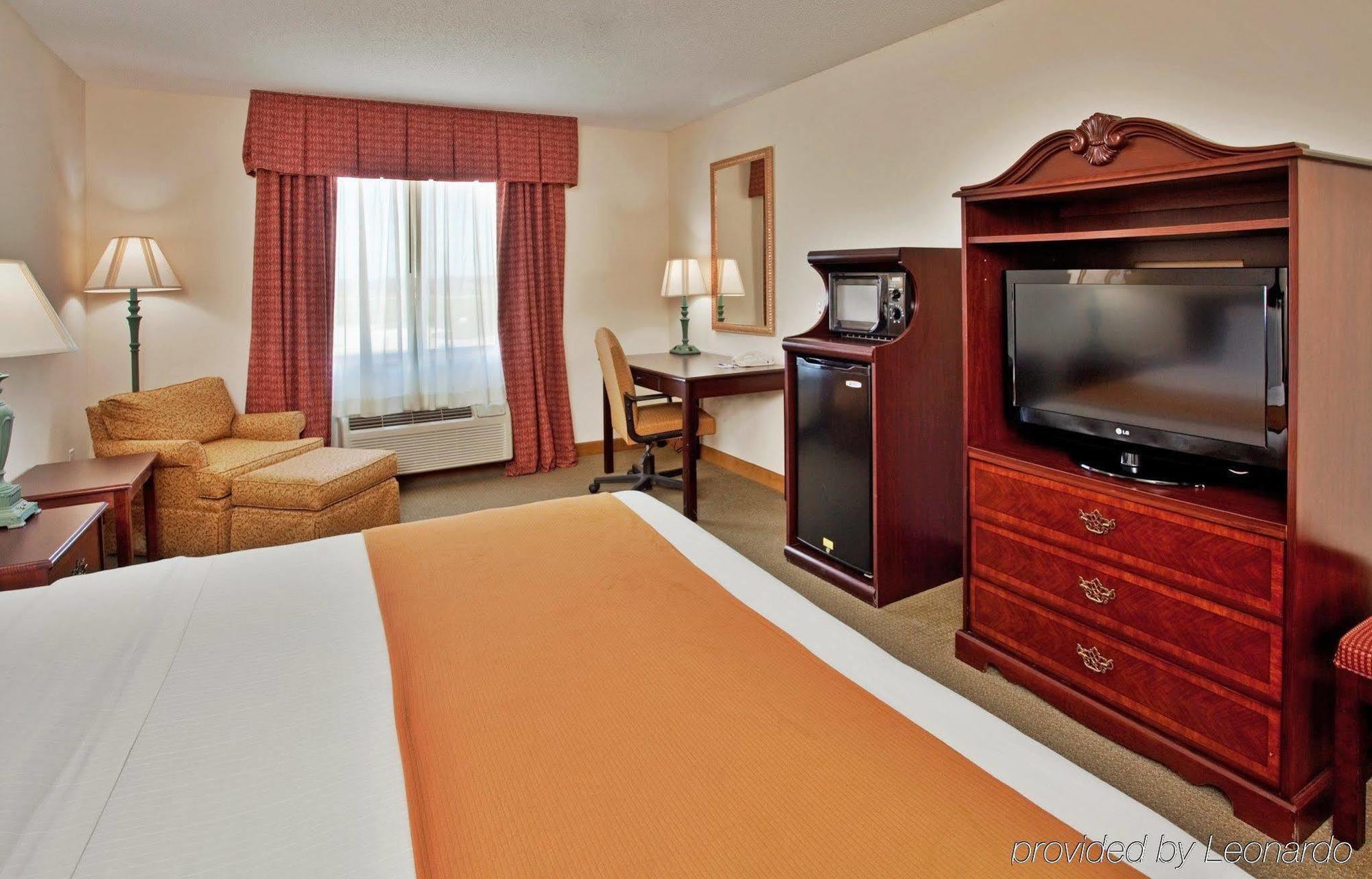 Baymont By Wyndham Fulton Hotel Buitenkant foto